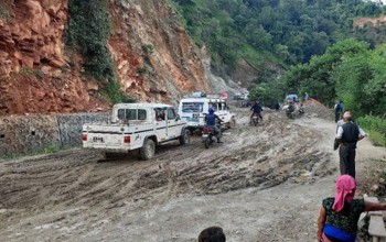 अवरुद्ध मध्यपहाडी लोकमार्ग सञ्चालन